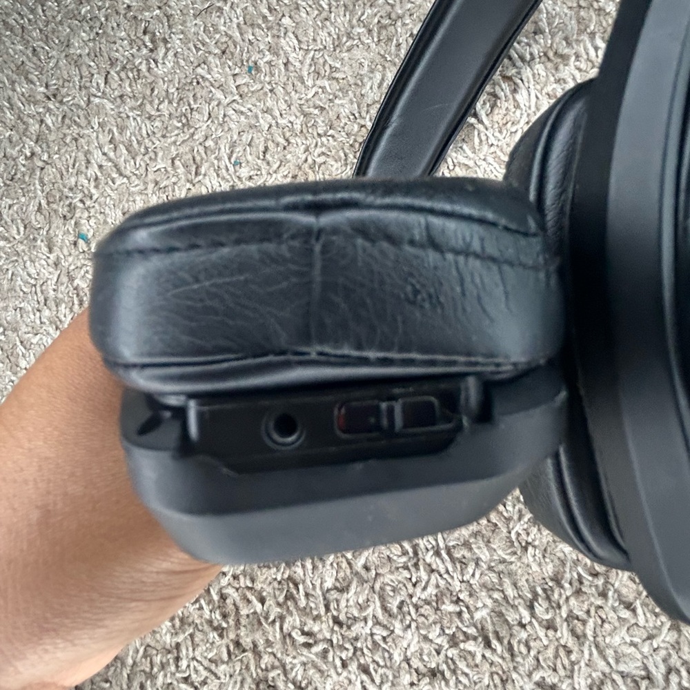 Denon Wireless Extendable Headphones (No charger included) - Picture 2 of 7